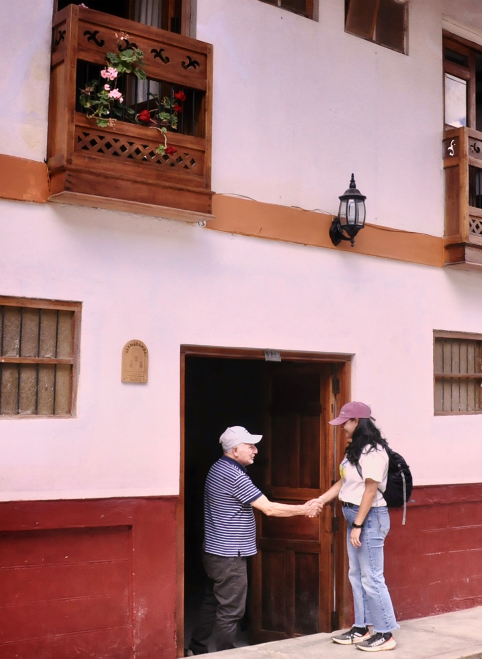 La Casona de Leymebamba, un rincón donde el tiempo parece detenerse para dar paso al descanso y la cultura. Ubicada en el pintoresco pueblo de Leymebamba, nuestra casa hotel combina la calidez de la arquitectura colonial con la hospitalidad genuina de la región Amazonas.