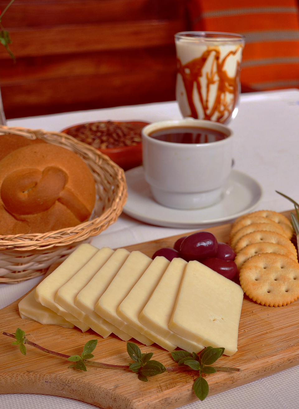 Leymilac
Ofrecemos quesos artesanos: andino, paria, mozzarella, elaborados con leche pura de vacas de libre pastoreo.
La calidad, esta definido por la elaboración artesanal y pastos nativos como el sizo en combinación con pastos mejorados como el Ray grass.