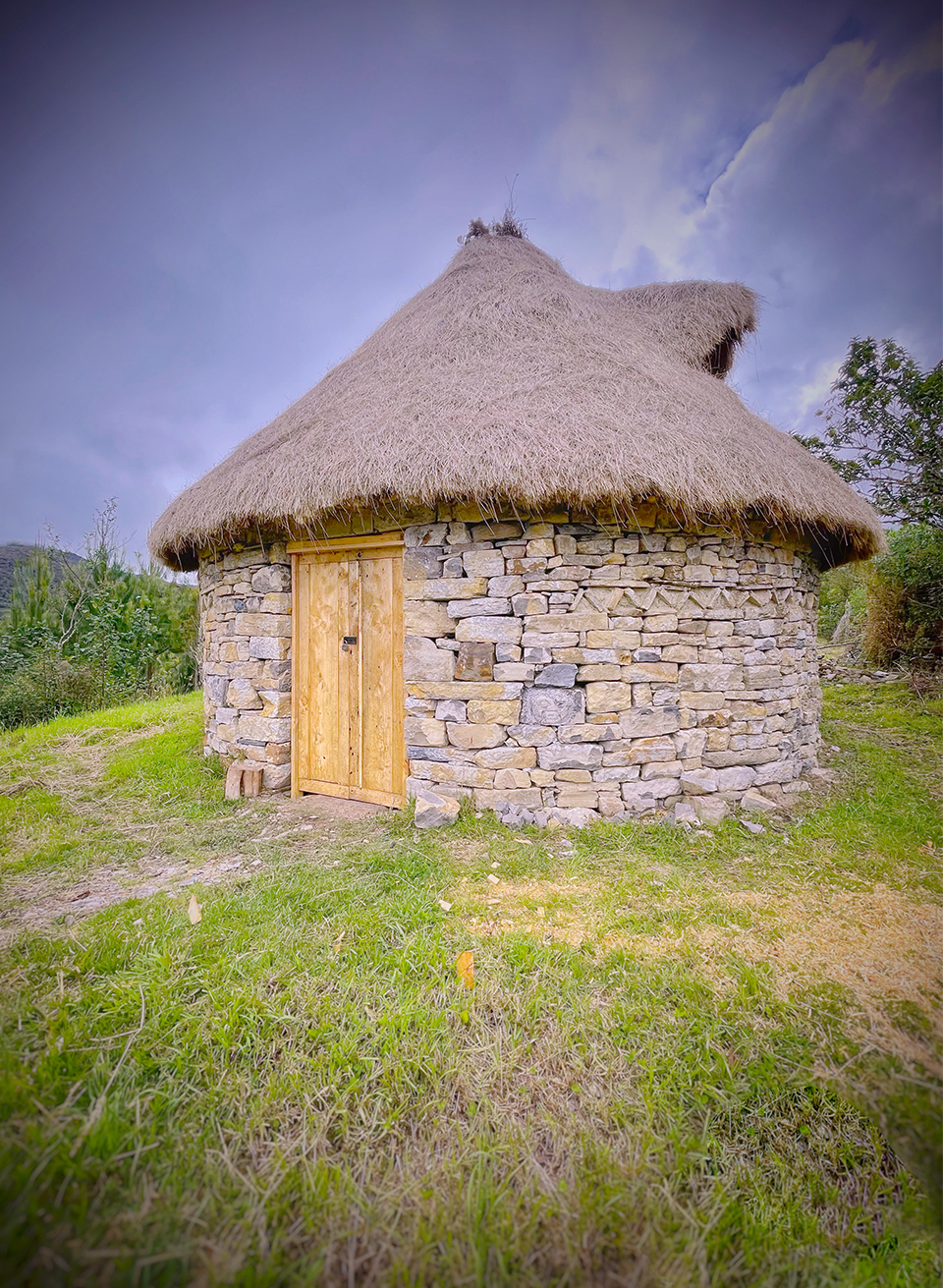 Valle Hermoso – Pomacochas
Ubicados en la Comunidad de Leymebamba, ofrecemoTurismo vivencial: Senderismo – Hiking
Disfruta de la naturaleza en un recorrido personalizado por la zona de Ishpingo- Pomacochas y conoce:
Lugar exacto donde vivieron los pobladores Chachas con sus casas circulares.